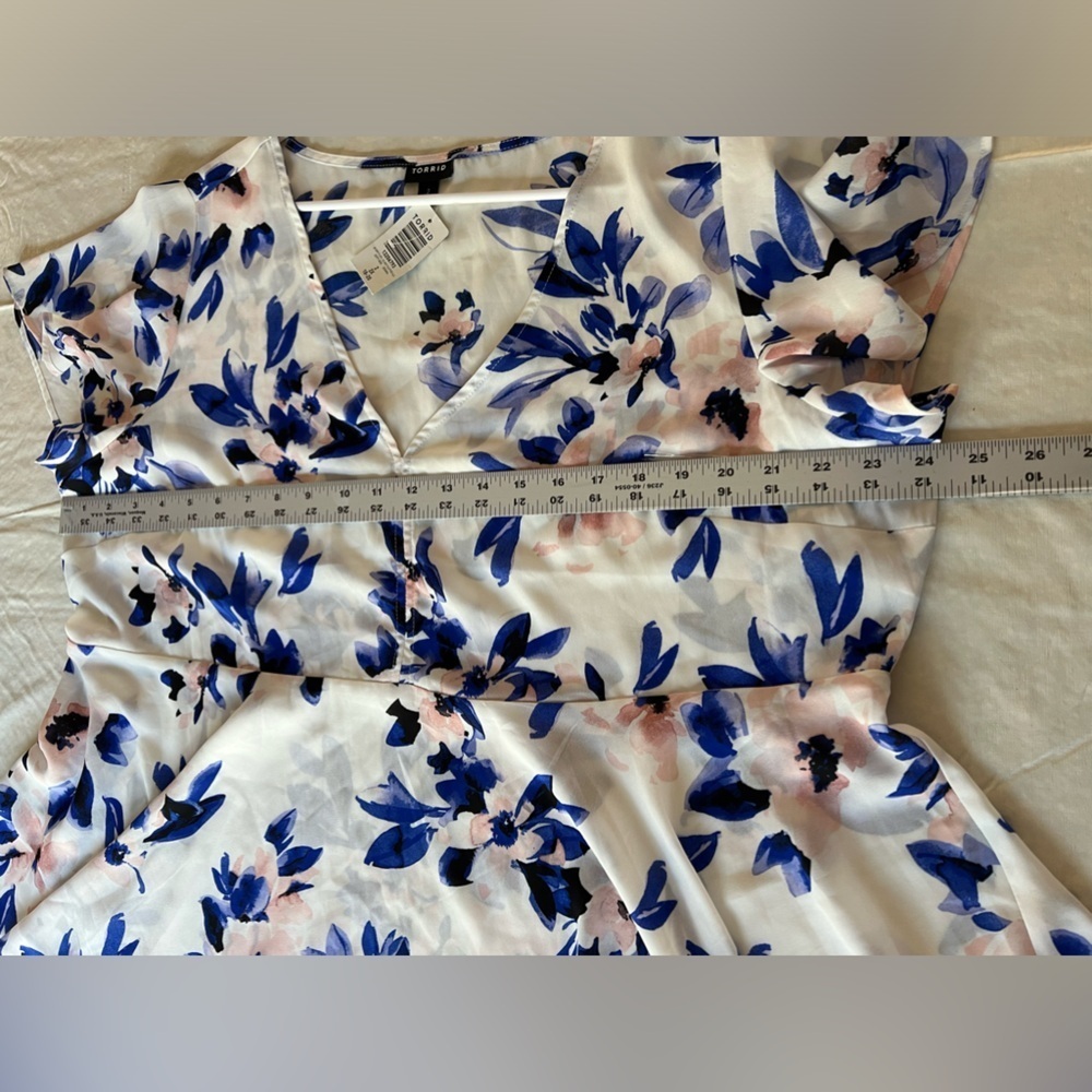 Torrid Ivory & Blue Floral Peplum Blouse flutter sleeves Size 2 2X 18-20 NWT - Picture 7 of 9